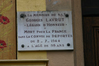 104 avenue Lacassagne, plaque en mémoire de Georges Lavrut.