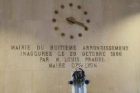 Mairie du 8e, plaque d'inauguration, Marianne de la salle des mariages, Coq de Jo Ciesla.
