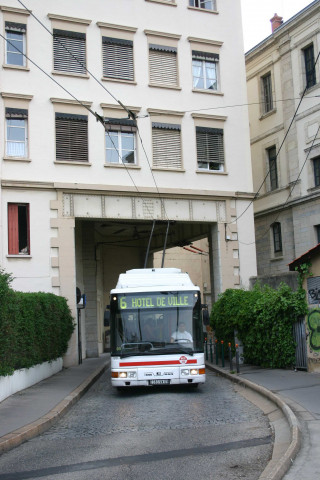 Voie privée pour ligne TCL n°6, un trolleybus de la ligne 6.