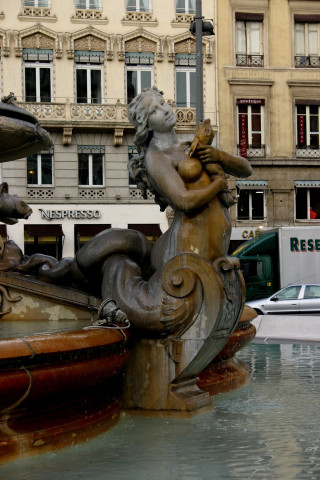 Place des Jacobins, fontaine de Gaspard André.