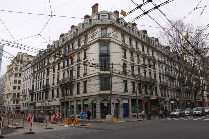 48 avenue Maréchal-de-Saxe, à l'angle du cours Lafayette.