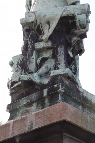 Statue de Clement Livet, détail.