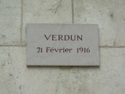 Hôtel-de-Ville, plaque commémorative dans la cour haute.