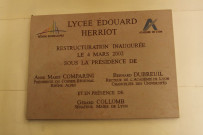 Plaque commémorative de la restructuration du lycée.