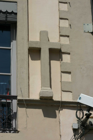 Angle de la place des Terreaux et de la rue Romarin, Croix de Mme de Courzieu.