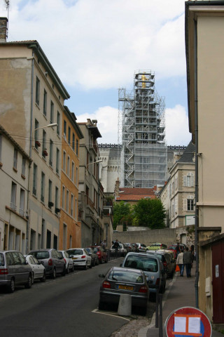 Musée d'art religieux et Basilique Notre-Dame de Fourvière, vue prise depuis la rue du Cardinal-Gerlier.