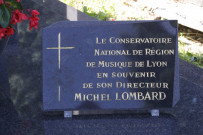 Tombe Lombard, plaque en souvenir de Michel Lombard (directeur du Conservatoire national de région de musique de Lyon).