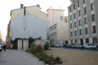 Angle sud-ouest de la rue Chaponnay et de la rue de Créqui.