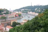 Vue sur le boulevard Antoine-de-Saint-Exupery, le quai Pierre-Scize et la colline de Fourvière, prise depuis le Fort de Vaise.