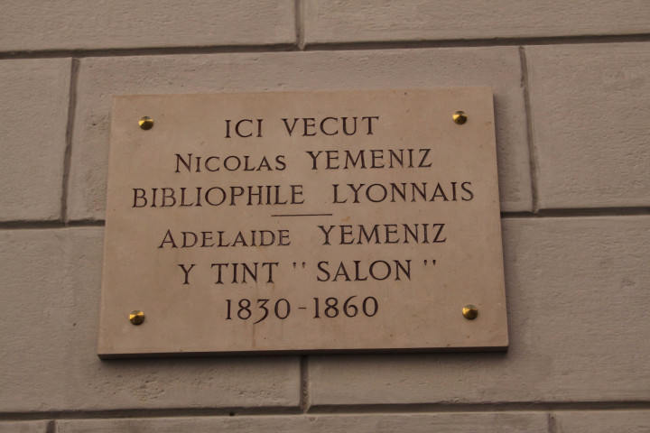 30 rue Sainte-Hélène, plaque commémorative à la mémoire de Nicolas Yemeniz bibliophile Lyonnais, et Adélaïde Yemeniz.