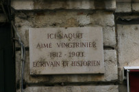 3 rue Émile-Zola, plaque en mémoire d'Aimé Vingtrinier (écrivain et historien).