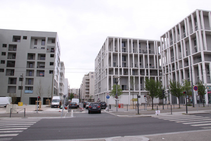 Avenue Berthelot au niveau de l'entrée du Cimetière de la Guillotière, bâtiments en construction.
