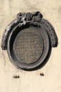 Au numéro 3, plaque commémorative des passages du pape Pie VII en 1804 et 1805.
