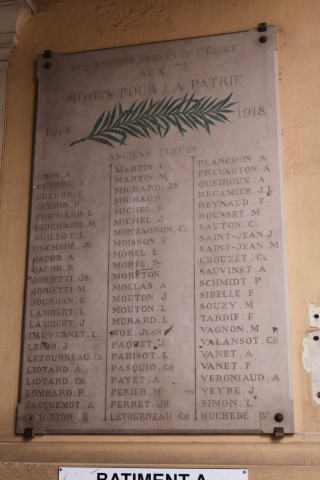 26 rue du Premier-Film, groupe-scolaire Lumière, plaques commémoratives.