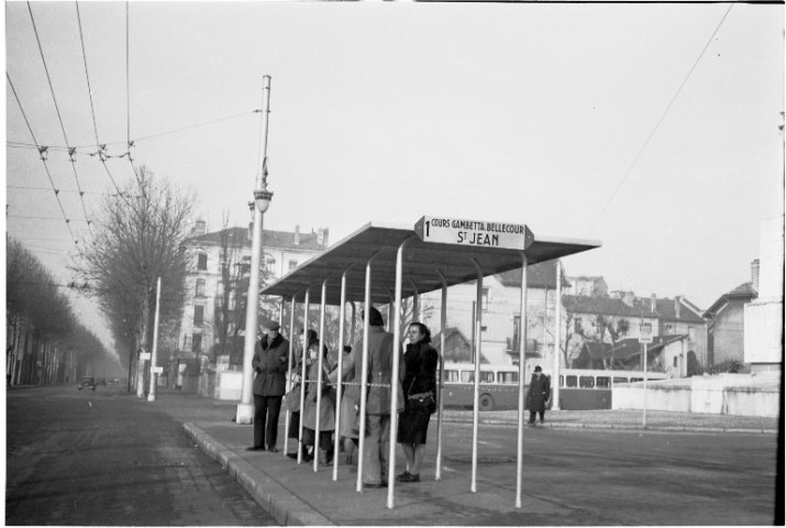 Voyageurs attendant à des arrêts de bus.