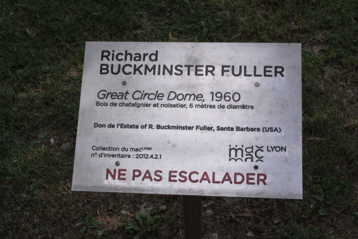 Musée d'Art Contemporain, oeuvre de Buckminster Fuller.