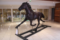 Sculpture du casino de la Cité Internationale représentant un cheval, réalisée par Christian Maas.