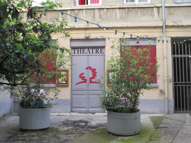7 rue des Marronniers, porte du théâtre.