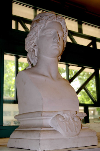 Groupe scolaire Victor-Hugo, buste de Marianne.
