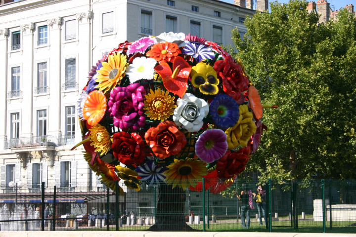 Sculpture "Flower Tree" dans le cadre de la biennale d'art contemporain.