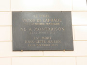 8 rue de Castries, plaque en mémoire de Victor de Laprade (poète).