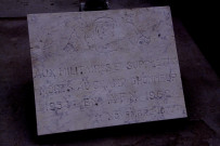 Cimetière ancien, plaque en mémoire des militaires supplétifs morts en Afrique du Nord.