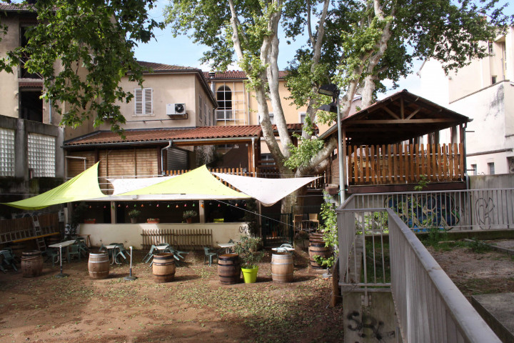 Vers la Grande-rue de la Guillotière, jardin et terrasse du restaurant "Les Maquignons".