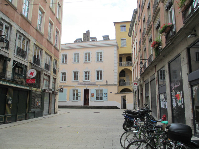 4 place des Capucins.