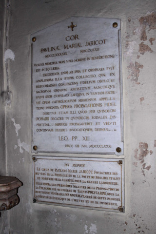 Eglise Saint-Polycarpe, intérieur, tombe de Pauline Jaricot.