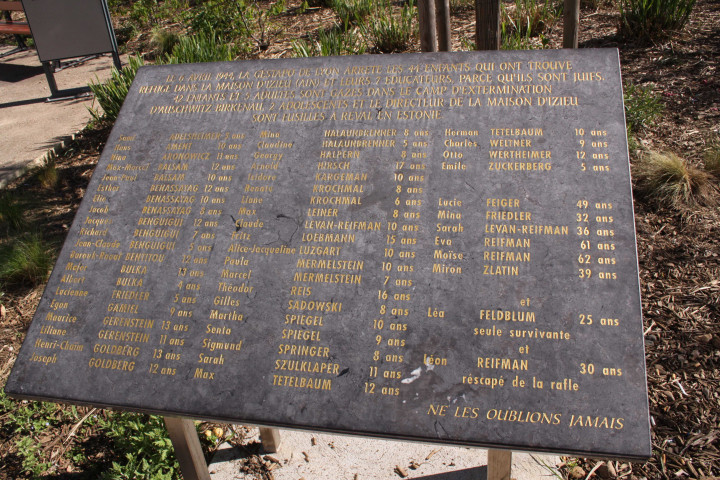 Dans le Jardin des 44 enfants d'Izieu, plaque commémorative.