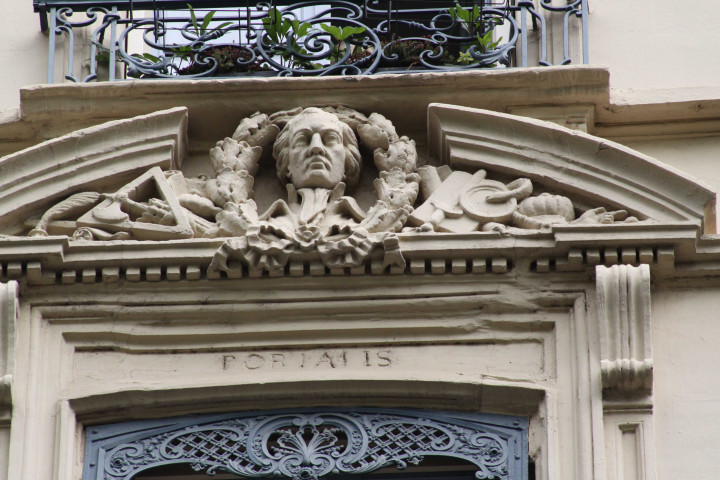 Détail sur la façade, Portalis.