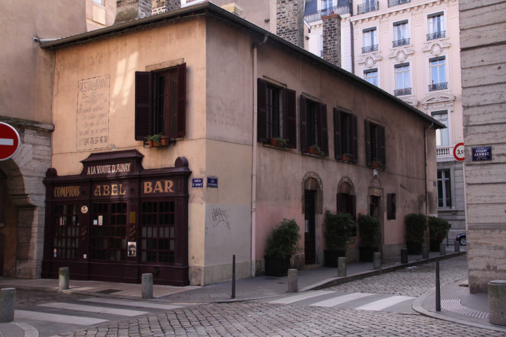 Angle rue Guyemer et de la Voûte d'Ainay, vue du bar "A la Voûte d'Ainay".