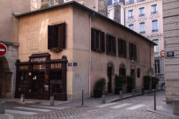 Angle rue Guyemer et de la Voûte d'Ainay, vue du bar "A la Voûte d'Ainay".