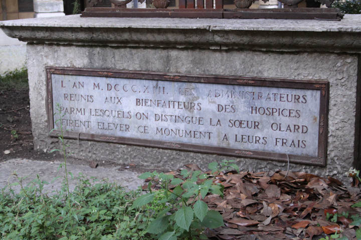 Cour du cloître, croix, Petit-Dôme, chapelle, médaillons, plaque de souscripteurs.