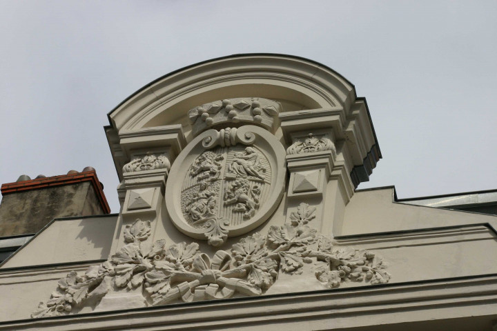 21-23 rue d'Algérie, détail du fronton de la façade, porte.