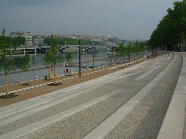 Berges du Rhône et pont Wilson.