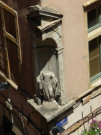 Angle des rues de la Fronde et Gadagne, statue de Vierge.