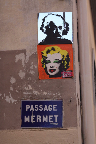 Vers la rue Burdeau, miroir avec Albert Einstein et illustration de Marylin Monroe.