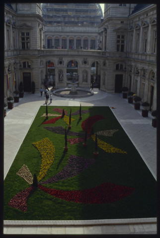 Hôtel de Ville : cour haute décorée d'un parterre de fleurs, fontaine de la cour basse.