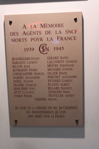 Centre d'échange, mail piéton, plaque commémorative.