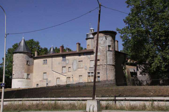 Vues générales du château.