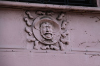 9 rue Poudrière, détail de la façade.