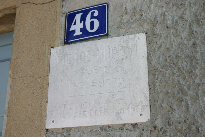 46 rue Pierre-Dupont, plaque en mémoire de Pierre-Dupont.