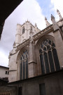 La cour.