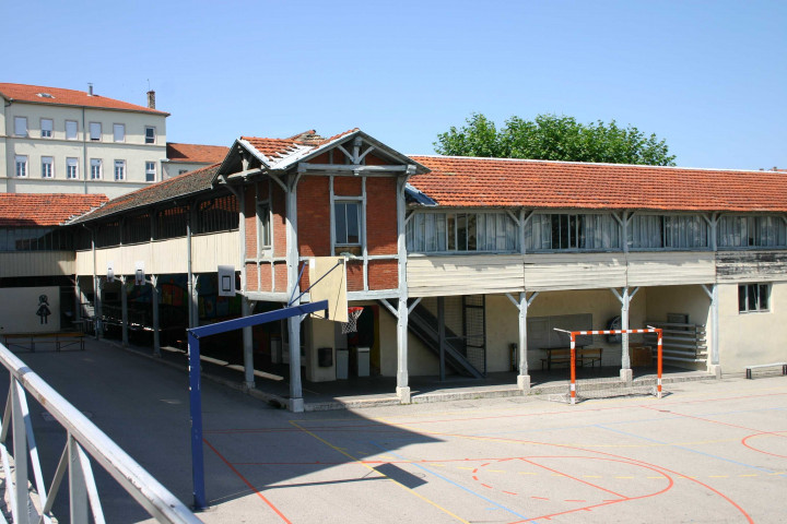 Institution des Chartreux, vue de la chapelle, vue de la cour intérieure, vue de l'église Saint-Bruno.