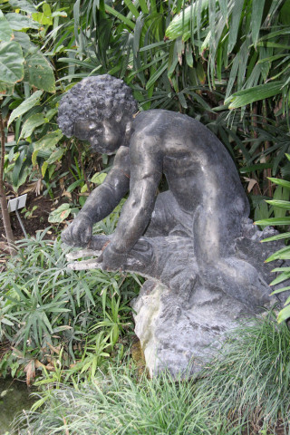 Grandes serres, vestige de la fontaine de la place Valmy.