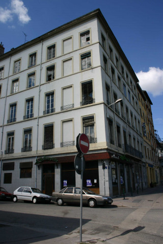 Angle nord-ouest du quai Perrache et de la rue Dugas-Montbel.