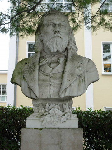 Square Ferrié, stelle Pierre Dupont de J Mathelin.