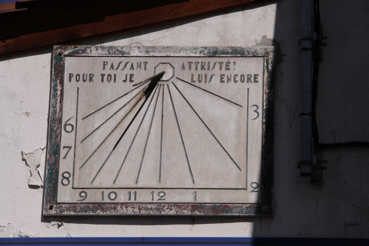 Au numéro 14, cadran solaire.