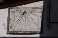 Au numéro 14, cadran solaire.